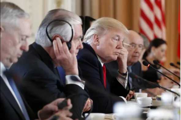 Tổng thống Mỹ Trump (giữa) và các phó tướng trong cuộc đối thoại với Chủ tịch Trung Quốc Tập Cận Bình tại Mỹ ngày 7-4. Ảnh: AP