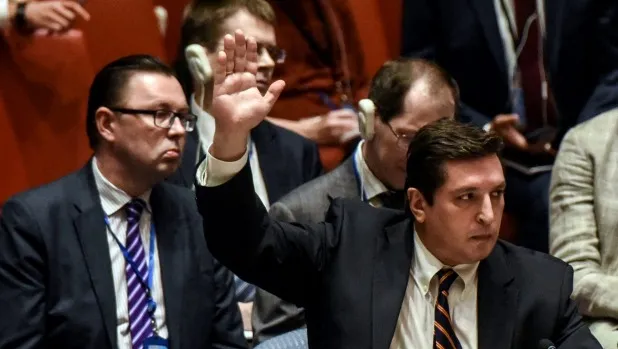 Đại sứ Nga tại LHQ Vladimir Safronkov phủ quyết nghị quyết lên án chính phủ Syria đánh bom hóa học, tại HĐBA LHQ ở New York (Mỹ) ngày 12-4. Ảnh: REUTERS