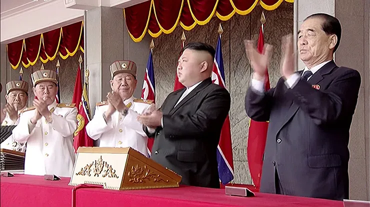 Ông Kim Jong-un (thừ hai từ phải sang) xem diễu binh từ trên khán đài. Ảnh: AP