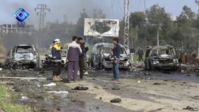 Cảnh tang thương trong vụ đánh bom ngoài Aleppo ngày 15-4 làm 126 người chết. Ảnh: AP