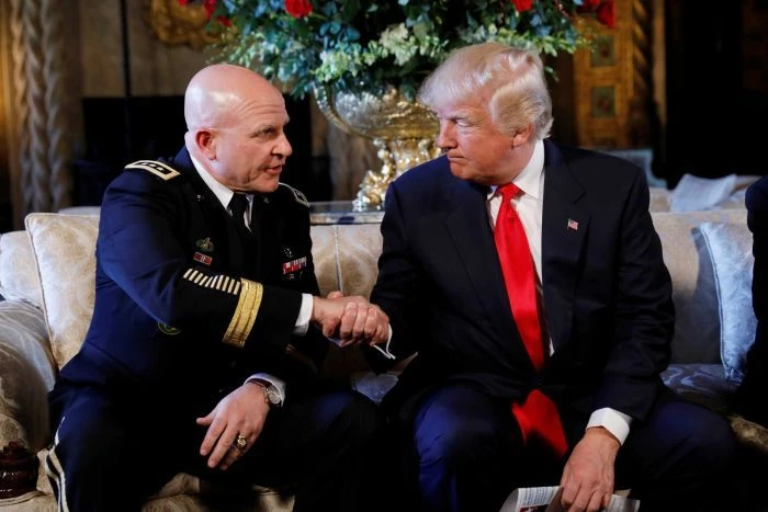 Tổng thống Trump (phải) và Tướng H.R. McMaster cùng quan điểm tăng áp lực lên Triều Tiên. Ảnh: REUTERS