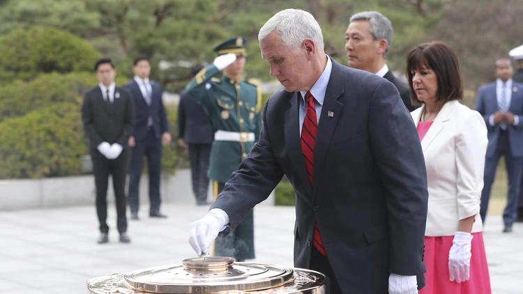 Phó Tổng thống Mỹ Mike Pence cùng vợ đến thăm nghĩa trang quốc gia Seoul ngày 16-4. Ảnh: REUTERS