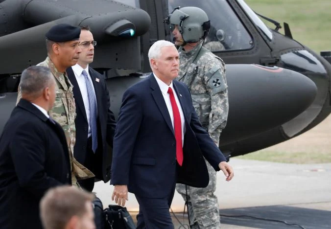 Phó Tổng thống Mỹ Mike Pence đến Trại Bonifas gần làng Bàn Môn Điếm ở tỉnh Paju (Hàn Quốc) sáng 17-4. Ảnh: REUTERS