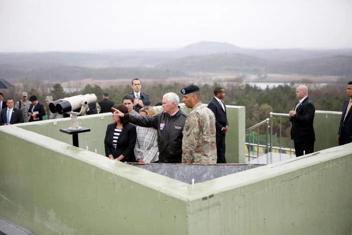 Phó Tổng thống Mỹ Mike Pence nhìn sang bên Triều Tiên tại một đồn quan sát của quân đội Hàn Quốc tại khu phi quân sự ở tỉnh Paju (Hàn Quốc) sáng 17-4. Ảnh: REUTERS