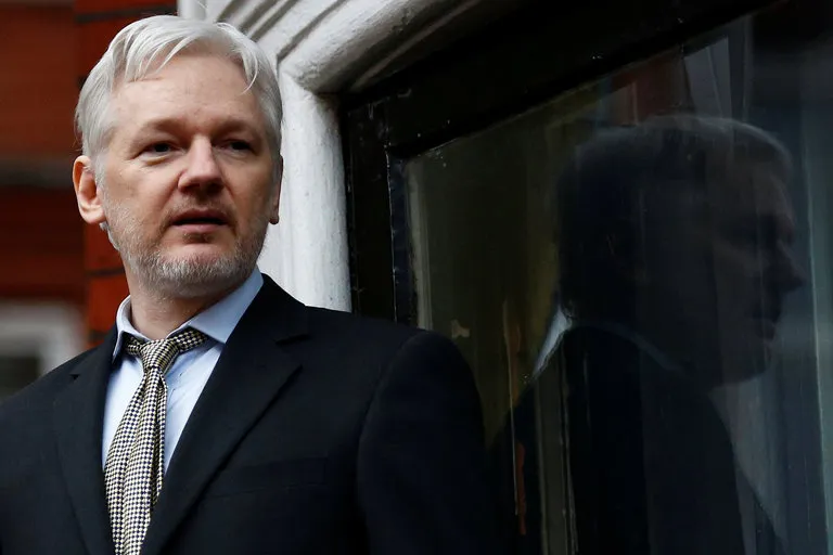 Ông Julinan Assange, nhà sáng lập WikiLeaks đang ẩn náu trong đại sứ quán Ecuador ở Anh. Ảnh: NEW YORK TIMES