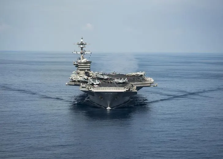 Tàu sân bay USS Carl Vinson của Mỹ đi qua biển Đông. Ảnh: REUTERS