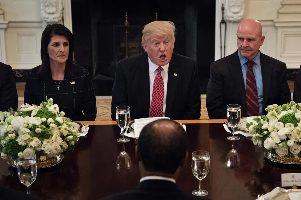 Tổng thống Mỹ Trump (giữa), đại sứ Mỹ tại LHQ Nikki Haley (trái) và Cố vấn An ninh Quốc gia HR. McMaster tại cuộc gặp với đại sứ các nước thành viên Hội đồng Bảo an LHQ tại Nhà Trắng ngày 24-4. Ảnh: GETTY IMAGES