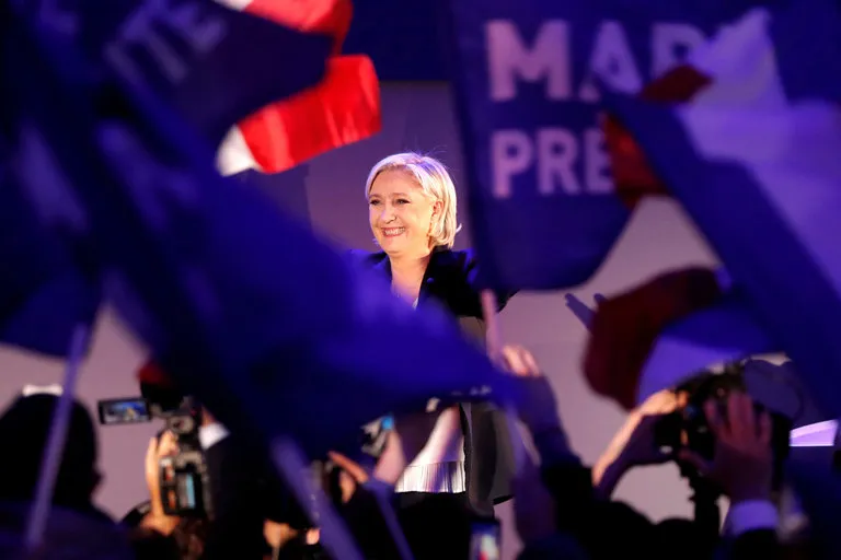 Bà Le Pen vận động tranh cử ngày 23-4 tại Pháp. Ảnh: REUTERS