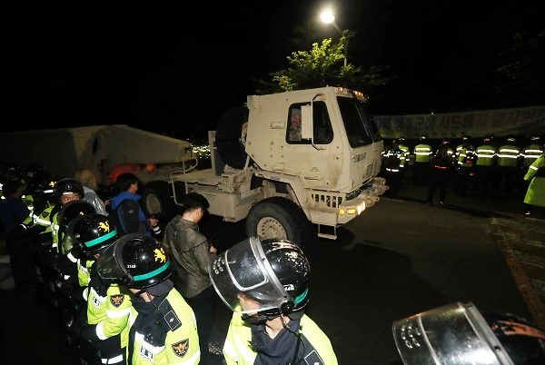 Xe rơ mooc chở bộ phận hệ thống THAAD di chuyển về địa điểm triển khai tối 2504. Ảnh: YONHAP