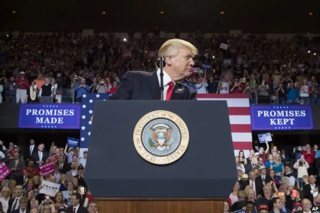 Điều cử tri Mỹ chờ đợi ở ông Trump là phát triển kinh tế và đời sống xã hội như đã hứa lúc tranh cử, chứ không phải đánh nhau với các nước. Ảnh: AP