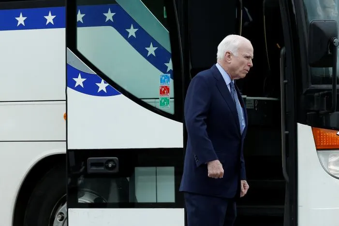 Nghị sĩ John McCain lên xe đi từ trụ sở Quốc hội đến Nhà Trắng để tham dự cuộc họp về Triều Tiên ngày 26-4. Ảnh: REUTERS