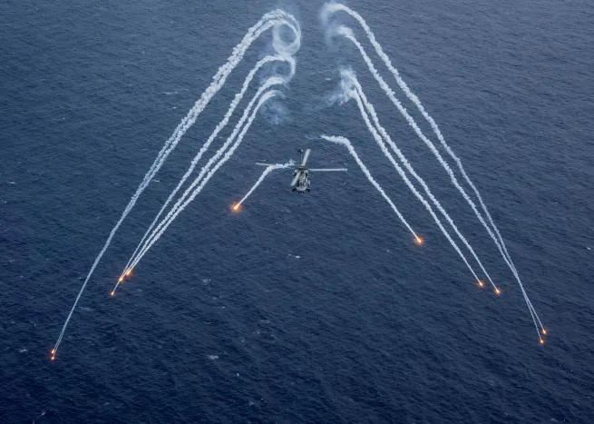 Trực thăng chiến đấu MH-60R Sea Hawk trong một cuộc tập trận ở biển Philippines, cùng tàu sân bay USS Carl Vinson của Mỹ ngày 24-4. Ảnh: REUTERS