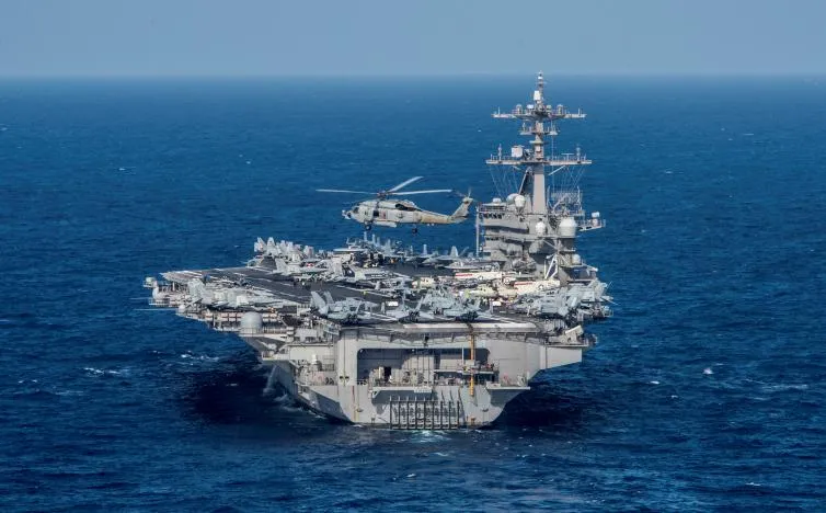 Trực thăng chiến đấu MH-60R Sea Hawk trong một cuộc tập trận cùng tàu sân bay USS Carl Vinson của Mỹ ở biển Philippines ngày 24-4. Ảnh: REUTERS