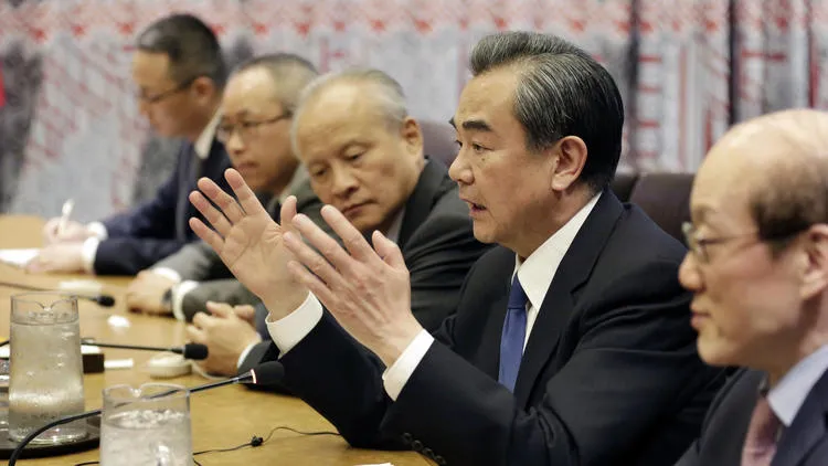 Bộ trưởng Ngoại giao Vương Nghị (thứ hai từ phải sang) trong cuộc gặp với Ngoại trưởng Mỹ Rex Tillerson sau cuộc họp với các ngoại trưởng thành viên HĐBA LHQ ngày 28-4. Ảnh AP