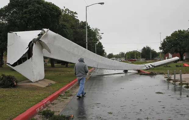 Đường phố TP Oklahoma, bang Oklahoma (Mỹ) sau trận bão ngày 29-4. Ảnh: AP