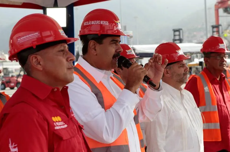 Tổng thống Venezuela Nicolas Maduro (thứ hai từ trái sang) phát biểu tại một cảng biển ở Venezuela ngày 28-4. Ảnh: REUTERS