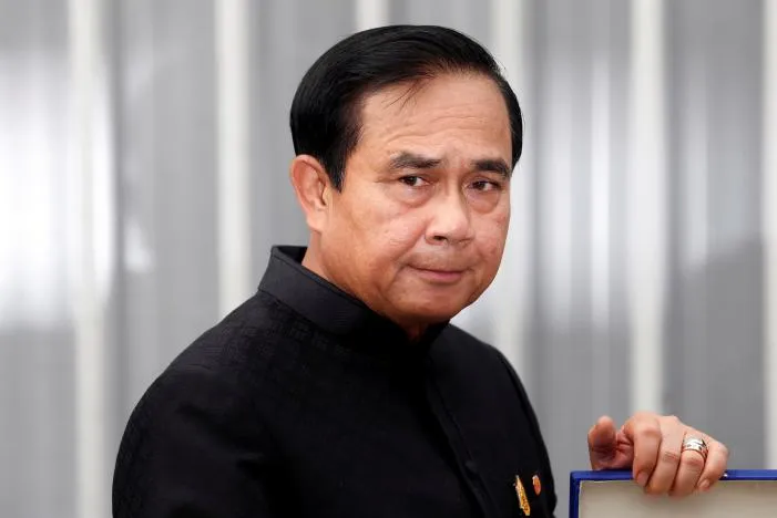 Thủ tướng Thái Lan Prayuth Chan-ocha trên đường tới một cuộc họp nội các ngày 4-4. Ảnh: REUTERS