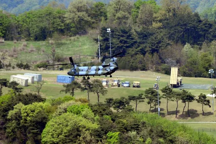 Hệ thống tên lửa THAAD của Mỹ đã được đưa tới địa điểm triển khai ở huyện Seongju, tỉnh North Gyeongsang, Hàn Quốc ngày 26-4. Ảnh: REUTERS