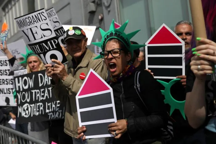 Biểu tình phản đối ông Trump gần bảo tàng biển Intrepid ở Manhattan, New York (Mỹ) ngày 4-5. Ảnh: REUTERS