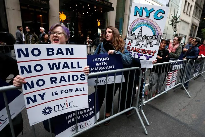 Biểu tình phản đối ông Trump ở Manhattan, New York (Mỹ) ngày 4-5. Ảnh: REUTERS