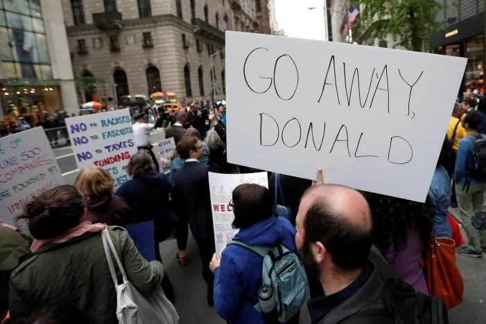Biểu tình phản đối ông Trump gần cao ốc Trump Tower tại quận Manhattan, New York (Mỹ) ngày 4-5. Ảnh: REUTERS