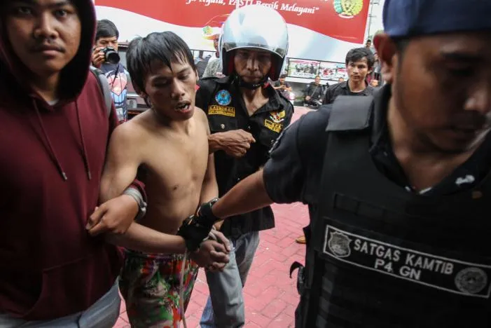 Một trong 77 tù nhân nhà tù Sialang Bungkuk bị bắt lại. Ảnh: REUTERS