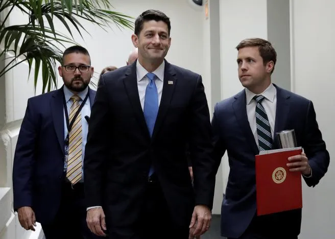 Nụ cười tự tin của Chủ tịch Hạ viện Paul Ryan (giữa) trước khi Hạ viện bỏ phiếu hủy bỏ Obamacare ngày 4-5. Ảnh: REUTERS