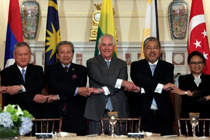Ngoại trưởng Mỹ Rex Tillerson (giữa) cùng các Bộ trưởng Ngoại giao ASEAN tại Mỹ ngày 4-5. Ảnh: REUTERS