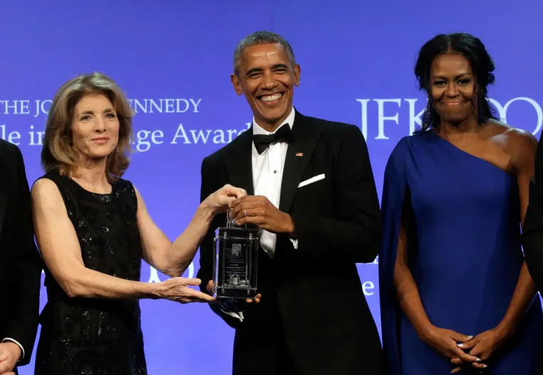 Cựu Tổng thống Obama cùng cựu Đệ nhất phu nhân Obama nhận giải thưởng Tấm gương dũng cảm 2017 từ cựu đại sứ Mỹ tại Nhật Caroline Kennedy (trái) tối 7-5. Ảnh: AP