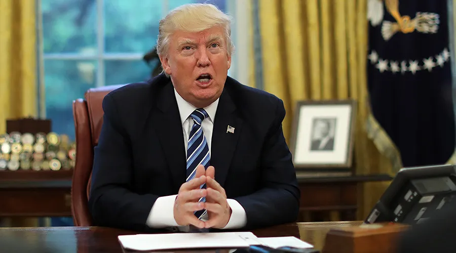 Ông Trump úp mở đe dọa có thể công khai các đoan ghi âm bằng chứng chống lại ông Comey. Ảnh: REUTERS