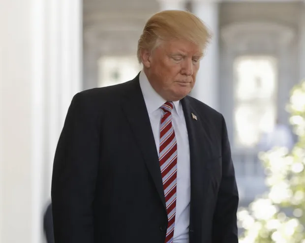 Tổng thống Mỹ Donald Trump bước về Nhà Trắng sau khi tiễn Tổng thống Thổ Nhĩ Kỳ Recep Tayyip Erdogan ra xe ngày 16-5. Ảnh: AP