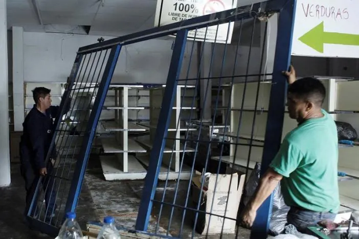 Một siêu thị ở San Cristobal (Venezuela) bị cướp sạch hàng hóa ngày 18-5. Ảnh: REUTERS