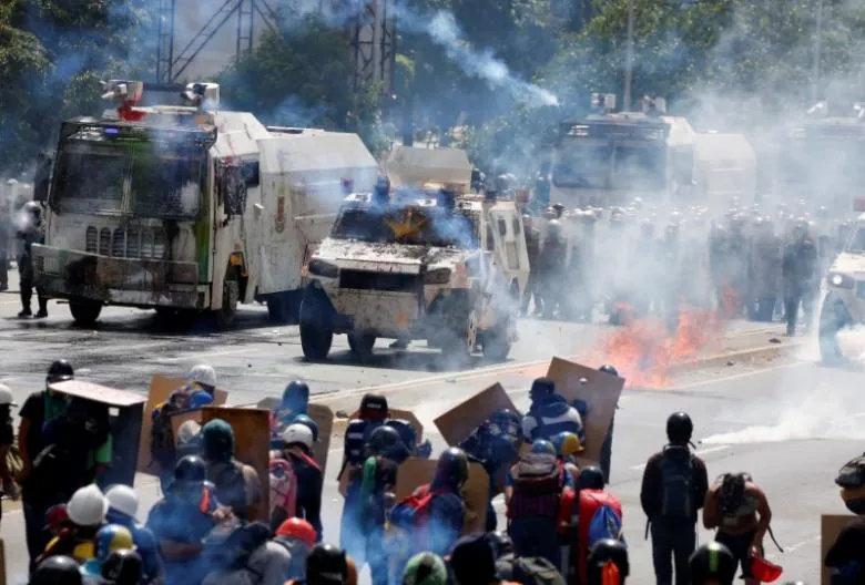 Biểu tình phản đối Tổng thống Venezuela Nicolas Maduro tại thủ đô Caracas (Venezuela) ngày 18-5. Ảnh: REUTERS