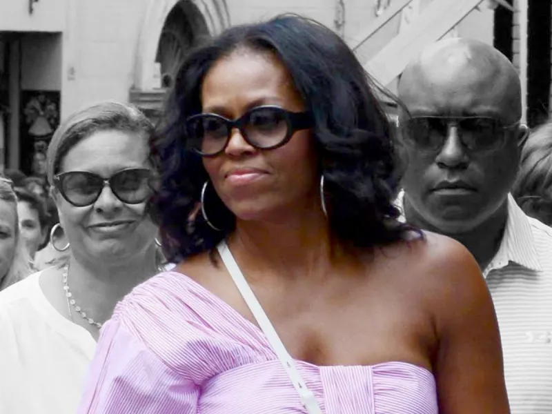 Bà Obama diện áo trễ vai tại Ý. Ảnh: TWITTER