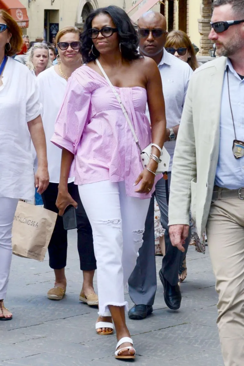 Phong cách ăn mặc của bà Obama cởi mở khác hẳn phong cách nghiêm túc lúc còn ở Nhà Trắng. Ảnh: TWITTER