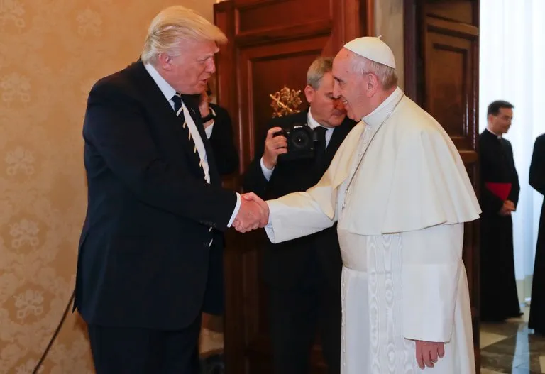 Tổng thống Mỹ Donald Trump được Giáo hoàng Francis tiếp thân tình tại Vatican ngày 24-5. Ảnh: AP