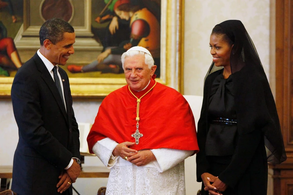 Đệ nhất phu nhân Michelle Obama mặc trang phục đen và trùm đầu khi sang Vatican gặp Giáo hoàng Benedict XVI năm 2009. Ảnh: BBC