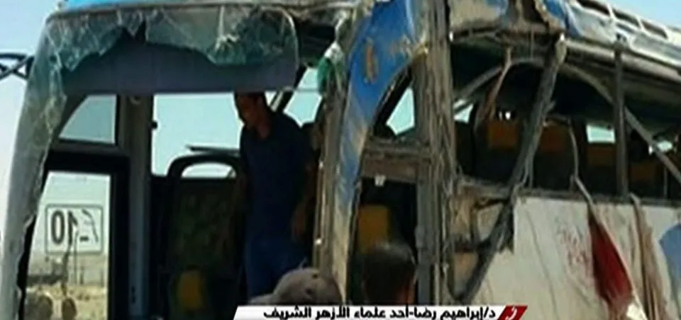 Một xe buýt bị xả súng. Ảnh: GETTY IMAGES