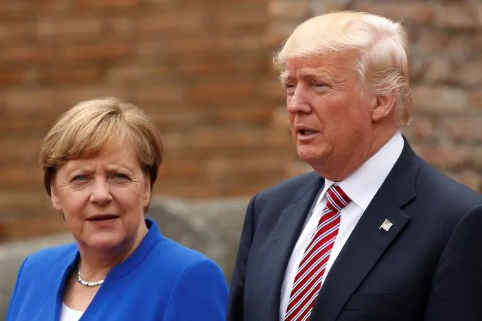 Thủ tướng Đức Merkel (trái) và Tổng thống Mỹ Trump trước phiên khai mạc hội nghị G7 ở Ý ngày 26-5. Ảnh: REUTERS