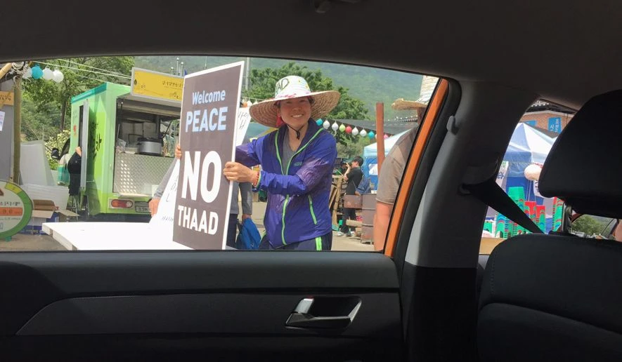 Biểu tình ở huyện Seongju tỉnh North Gyeongsang (Hàn Quốc) phản đối triển khai hệ thống tên lửa THAAD. Ảnh: WASHINGTON TIMES