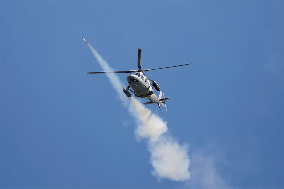 Trực thăng tấn công của quân đội Philippines bắn hỏa tiễn tấn công nhóm Hồi giáo cực đoan Maute ở TP Marawi (nam Philippines) ngày 29-5. Ảnh: REUTERS