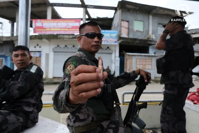 Cảnh sát Philippines trưng một viên đạn một tay súng bắn tỉa nhóm Maute bắn vào họ. Ảnh: RAPPLER