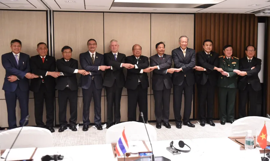 Bộ trưởng Quốc phòng Mỹ Mattis (thứ 5 từ trái sang) và các đại diện lãnh đạo ASEAN tại đối thoại Shangri-La. Ảnh: AFP