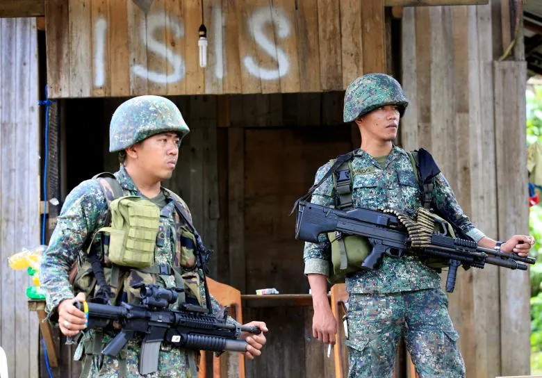 Binh sĩ Philippines tại TP Marawi ngày 2-6. Ảnh: REUTERS