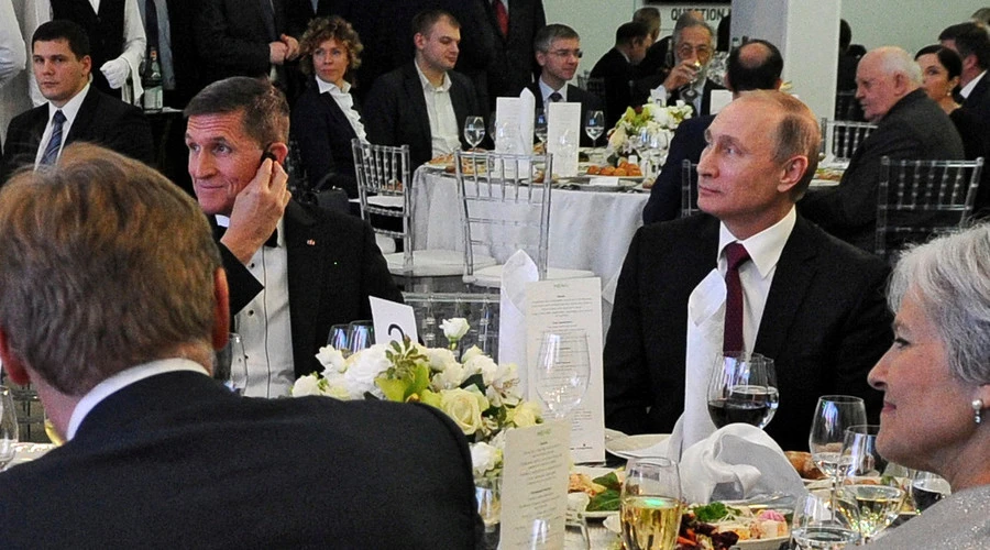 Tổng thống Nga Putin (phải) ngồi cạnh ông Michael Flynn tại bữa tiệc của Russia Today ngày 10-12-2015. Ảnh: REUTERS