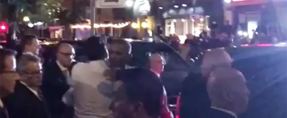 Cựu Tổng thống Obama và Thủ tướng Trudeau ôm chào tạm biệt tối 6-6. Ảnh: TWITTER