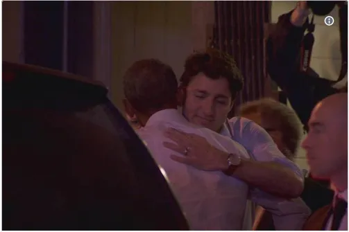 Cựu Tổng thống Obama và Thủ tướng Trudeau ôm chào tạm biệt trước cửa nhà hàng ở Montreal (Canada) tối 6-6. Ảnh: TWITTER