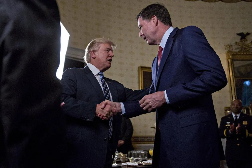 Ông Trump (trái) chào mừng ông Comey tại Nhà Trắng ngày 22-1. Ảnh: NEW YORK DAILY NEWS