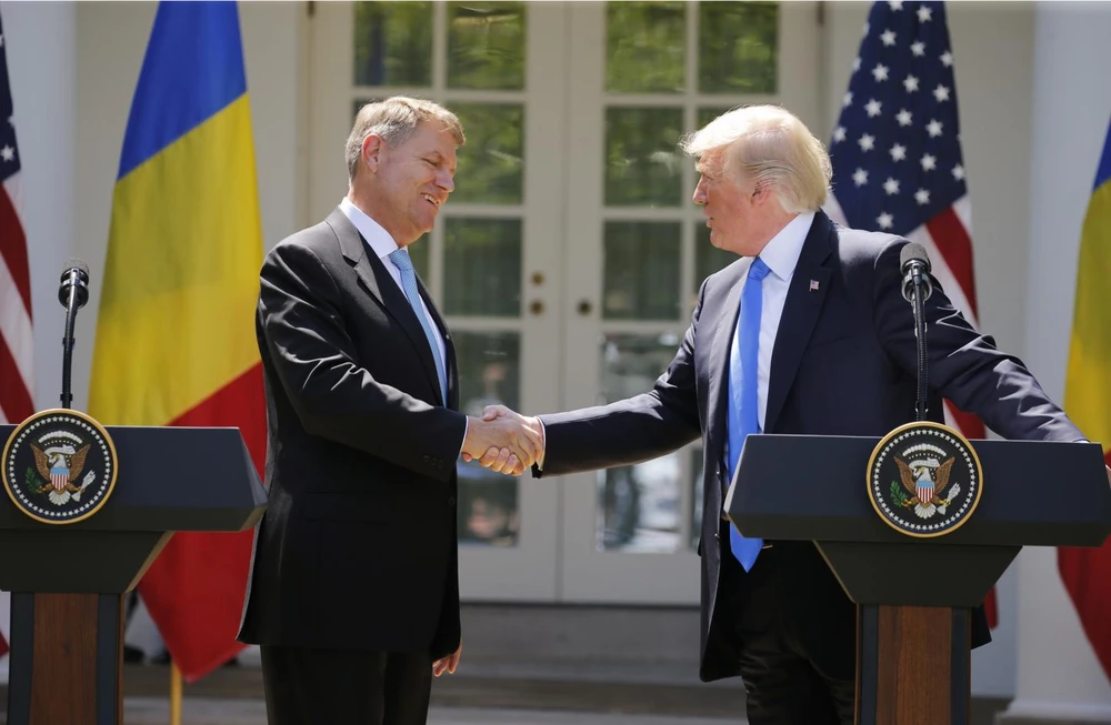 Tổng thống Trump (phải) trong cuộc họp báo với Tổng thống Romania Klaus Iohannis tại Nhà Trắng ngày 9-6. Ảnh: REUTERS