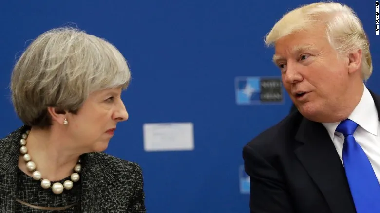 Thủ tướng Anh Theresa May (trái) và Tổng thống Mỹ Donald Trump tại hội nghị NATO ở Bỉ tháng trước. Ảnh CNN